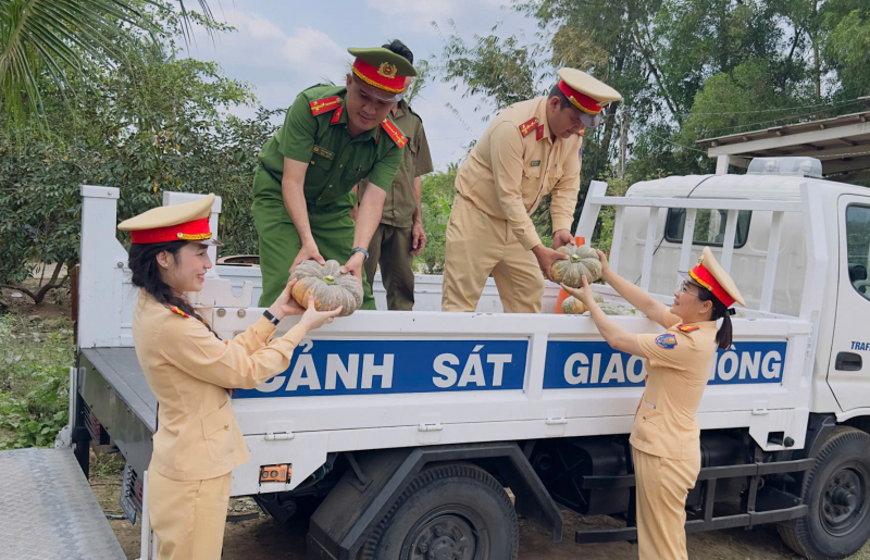 Công an Cà Mau chung tay hỗ trợ nông dân tiêu thụ nông sản -0