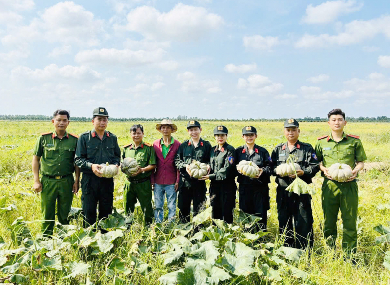 Công an Cà Mau chung tay hỗ trợ nông dân tiêu thụ nông sản -0