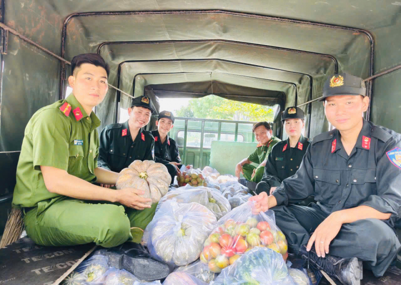 Công an Cà Mau chung tay hỗ trợ nông dân tiêu thụ nông sản -0