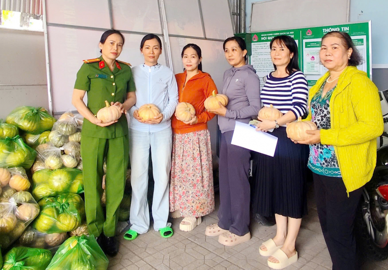 Công an Cà Mau chung tay hỗ trợ nông dân tiêu thụ nông sản -0