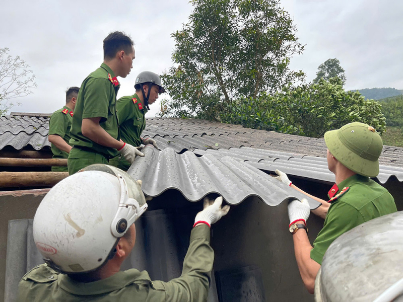 Công an cơ sở kịp thời hỗ trợ người dân khắc phục hậu quả giông lốc -0