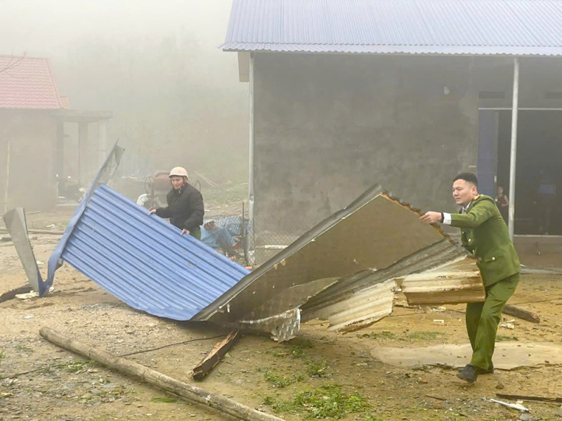 Công an cơ sở kịp thời hỗ trợ người dân khắc phục hậu quả giông lốc -0