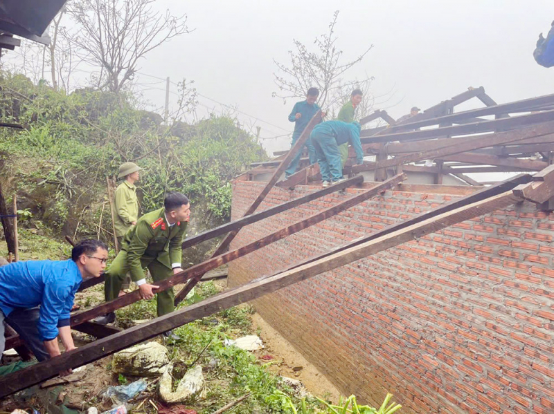 Công an cơ sở kịp thời hỗ trợ người dân khắc phục hậu quả giông lốc -0