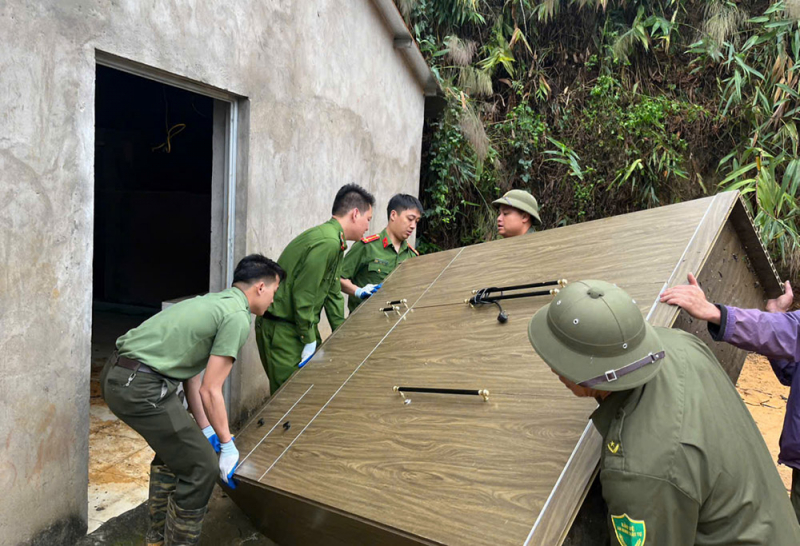 Công an cơ sở kịp thời hỗ trợ người dân khắc phục hậu quả giông lốc -0