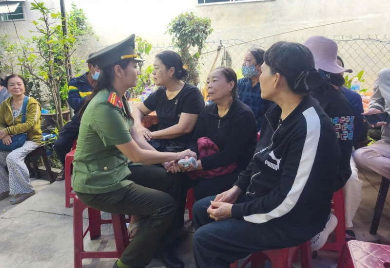 Đồng đội và người dân nghẹn ngào tiếc thương, cảm phục người cán bộ Công an dũng cảm hy sinh -0