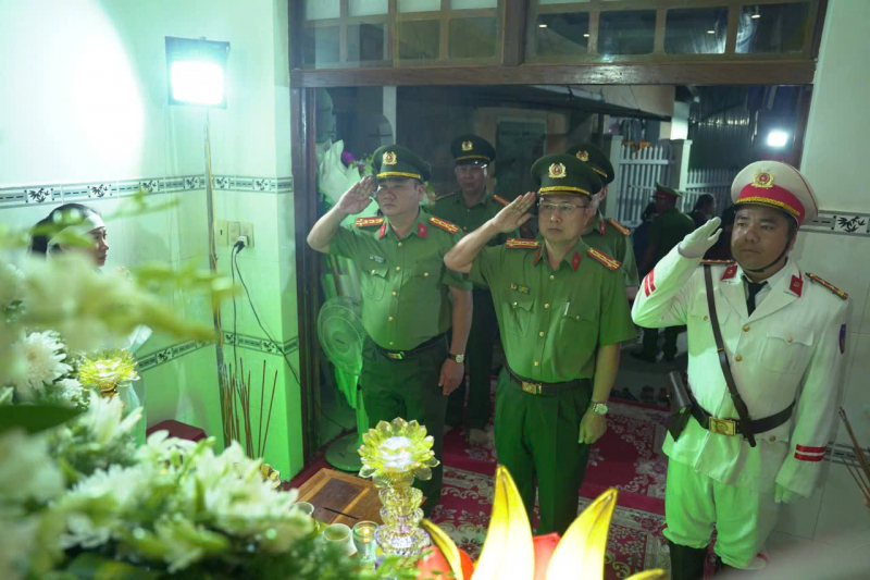 Đồng đội và người dân nghẹn ngào tiếc thương, cảm phục người cán bộ Công an dũng cảm hy sinh -0