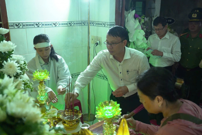 Đồng đội và người dân nghẹn ngào tiếc thương, cảm phục người cán bộ Công an dũng cảm hy sinh -0