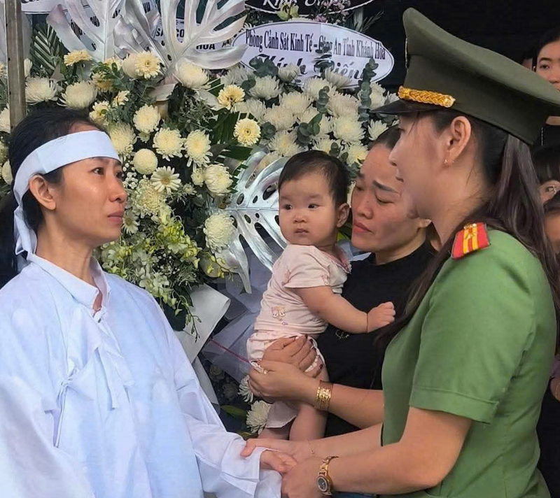 Đồng đội và người dân nghẹn ngào tiếc thương, cảm phục người cán bộ Công an dũng cảm hy sinh -0