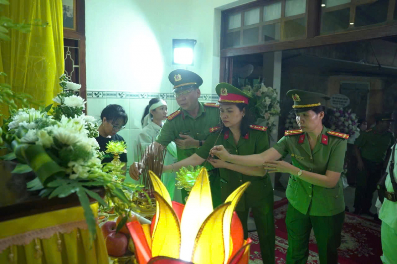 Đồng đội và người dân nghẹn ngào tiếc thương, cảm phục người cán bộ Công an dũng cảm hy sinh -0