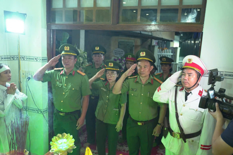 Đồng đội và người dân nghẹn ngào tiếc thương, cảm phục người cán bộ Công an dũng cảm hy sinh -0