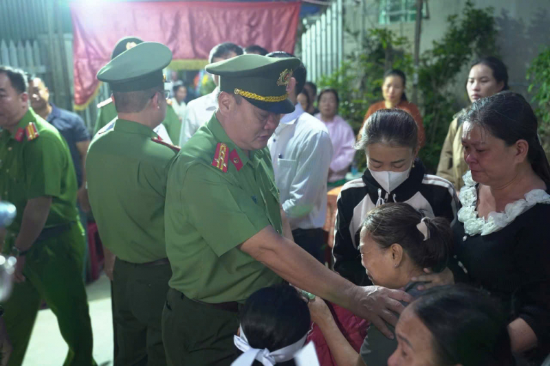 Đồng đội và người dân nghẹn ngào tiếc thương, cảm phục người cán bộ Công an dũng cảm hy sinh -0
