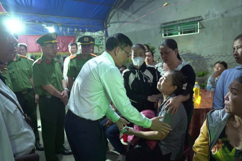 Đồng đội và người dân nghẹn ngào tiếc thương, cảm phục người cán bộ Công an dũng cảm hy sinh -0