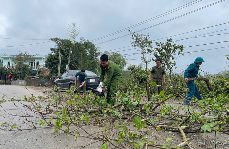 Công an cơ sở kịp thời hỗ trợ người dân khắc phục hậu quả giông lốc -0