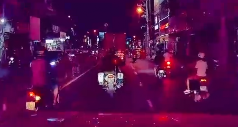 Công an phường dùng xe đặc chủng mở đường, đưa người phụ nữ nghi tai biến đi cấp cứu -0