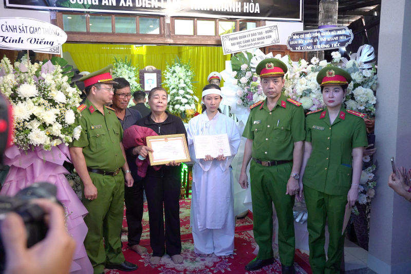 Đồng đội và người dân nghẹn ngào tiếc thương, cảm phục người cán bộ Công an dũng cảm hy sinh -0