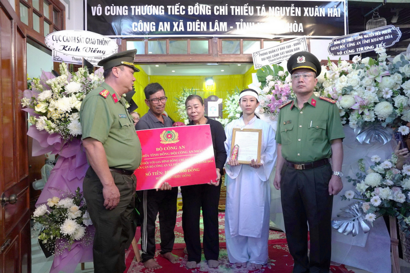 Đồng đội và người dân nghẹn ngào tiếc thương, cảm phục người cán bộ Công an dũng cảm hy sinh -0