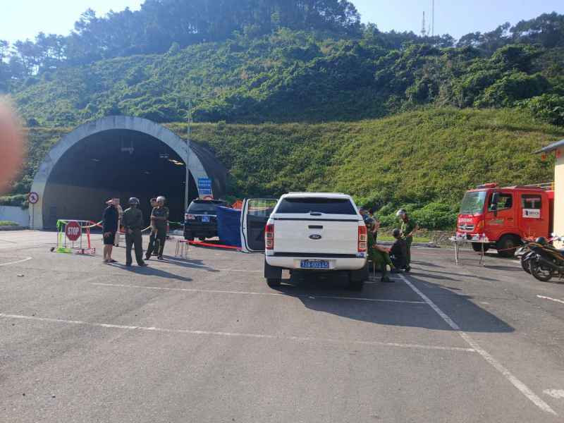 Tông vào lan can hầm Phú Gia, 2 người đi xe máy tử vong tại chỗ -0