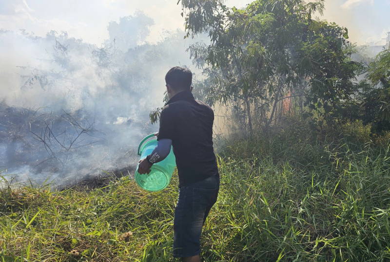 Khu dân cư hốt hoảng vì đám cháy do đốt cỏ dại -0