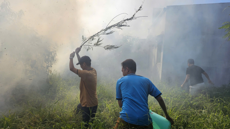 Khu dân cư hốt hoảng vì đám cháy do đốt cỏ dại -2