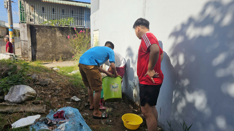 Khu dân cư hốt hoảng vì đám cháy do đốt cỏ dại -3