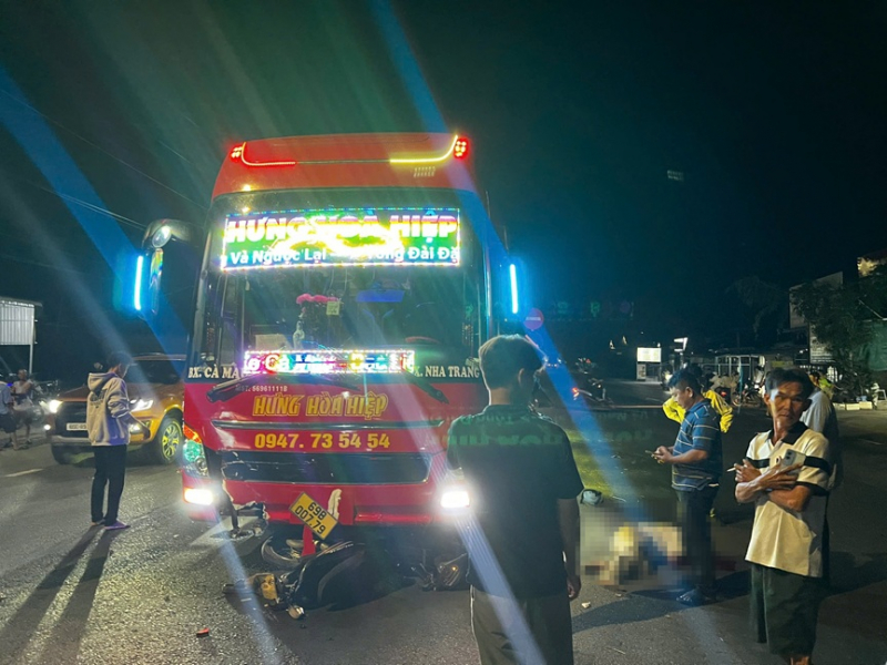 Xe khách giường nằm va chạm xe máy, 2 người tử vong -0