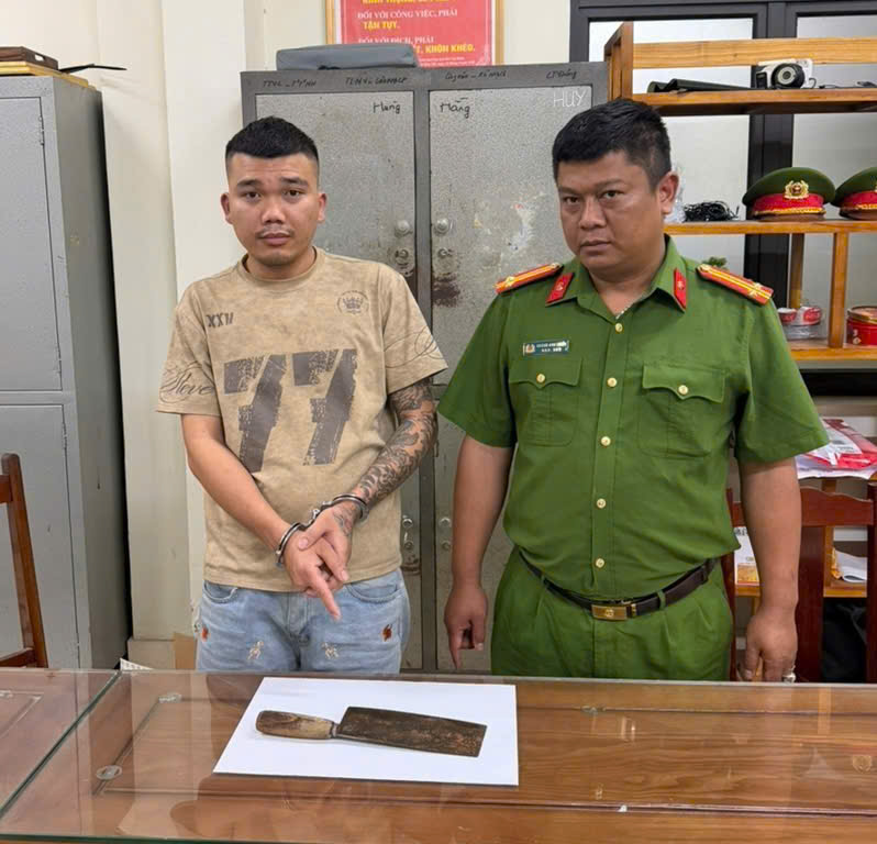 Bắt giữ đối tượng chém 3 người trong quán ăn đêm -0