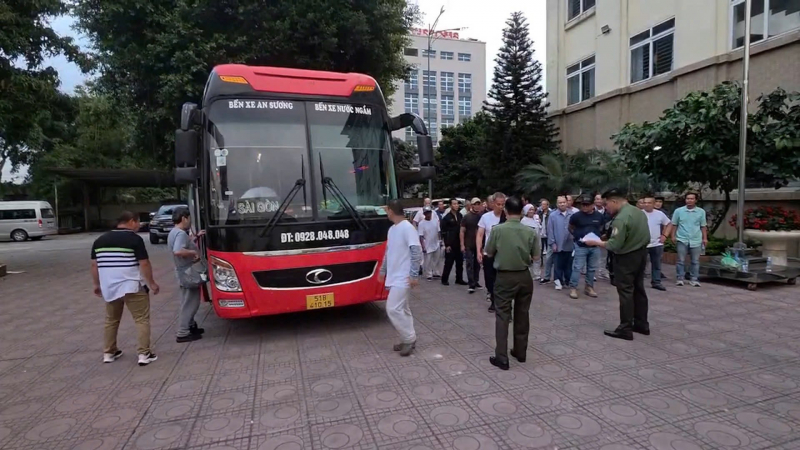 Công an TP Hồ Chí Minh tiếp nhận công dân bị trục xuất từ Hoa Kỳ -0