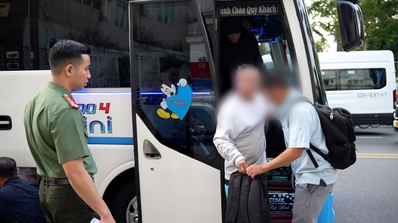 Công an TP Hồ Chí Minh tiếp nhận công dân bị trục xuất từ Hoa Kỳ -1