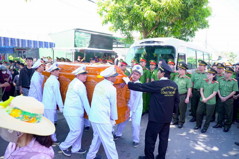 Nghẹn ngào tiễn biệt Thiếu tá Nguyễn Xuân Hải về miền mây trắng -0