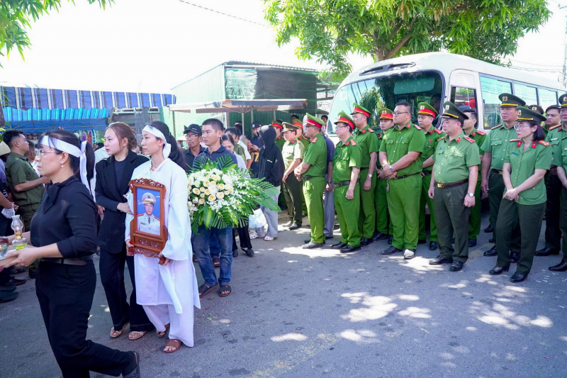 Nghẹn ngào tiễn biệt Thiếu tá Nguyễn Xuân Hải về miền mây trắng -0