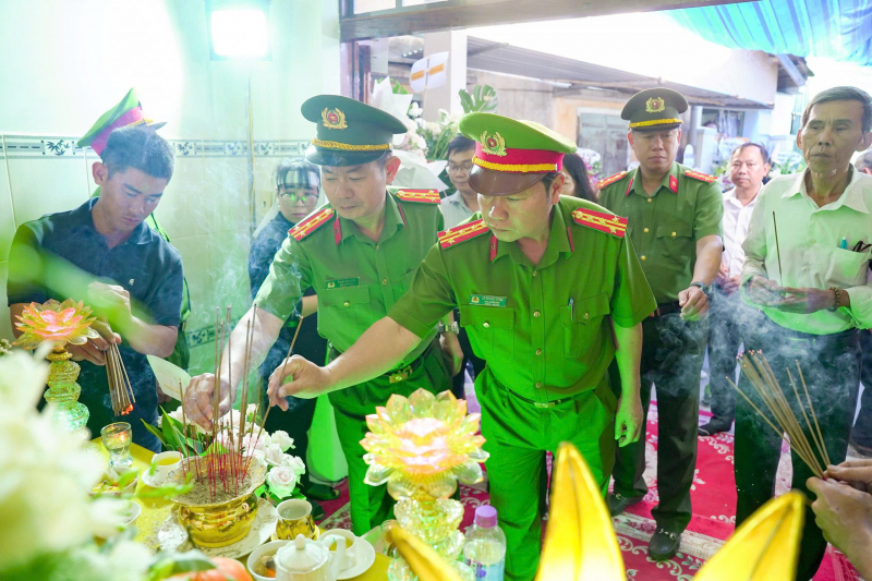 Nghẹn ngào tiễn biệt Thiếu tá Nguyễn Xuân Hải về miền mây trắng -0