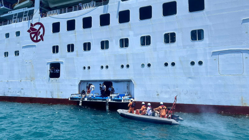 Cứu nạn khẩn cấp 3 hành khách Nhật Bản từ tàu Pacific World gặp nạn  -0