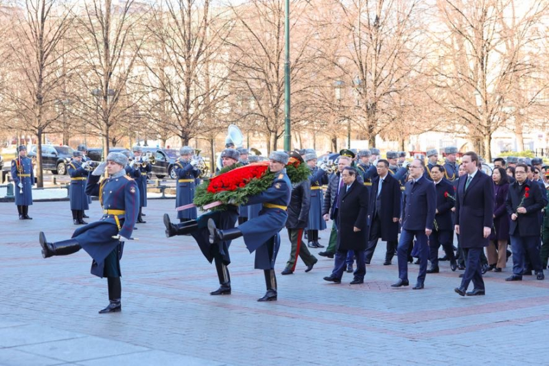 Thủ tướng Phạm Minh Chính đặt hoa tại Tượng đài Chủ tịch Hồ Chí Minh ở Moskva -0