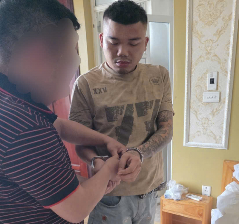 Bắt giữ đối tượng chém 3 người trong quán ăn đêm -0