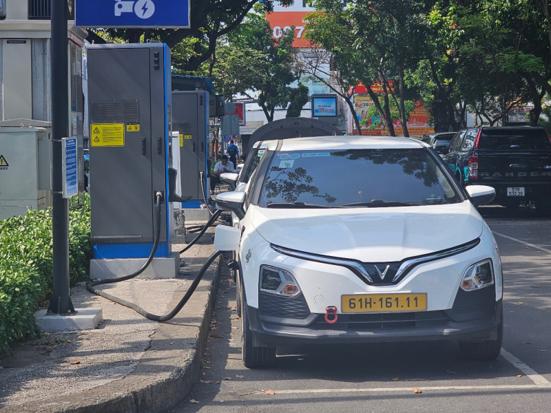 Khuyến khích phát triển trạm sạc cần đi kèm chế tài về giá dịch vụ  -0