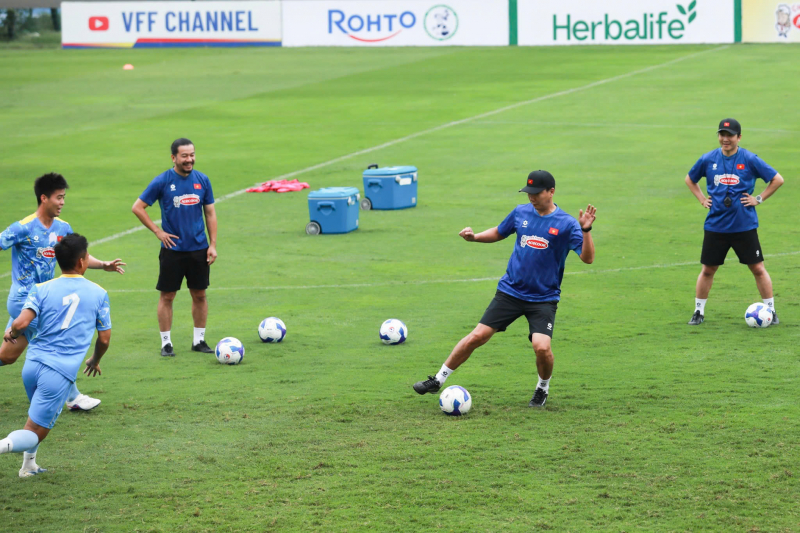 HLV Kim Sang Sik và học trò “chơi” trò gì trong các buổi tập của ĐTQG Việt Nam? -0