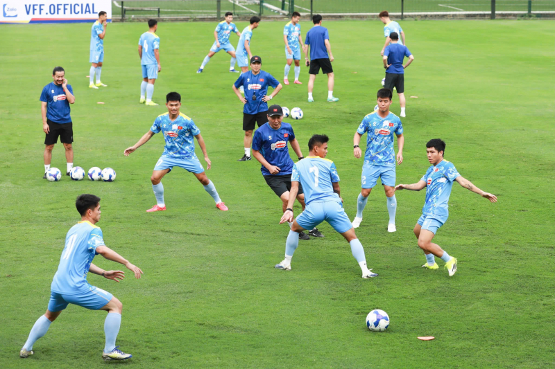 HLV Kim Sang Sik và học trò “chơi” trò gì trong các buổi tập của ĐTQG Việt Nam? -0