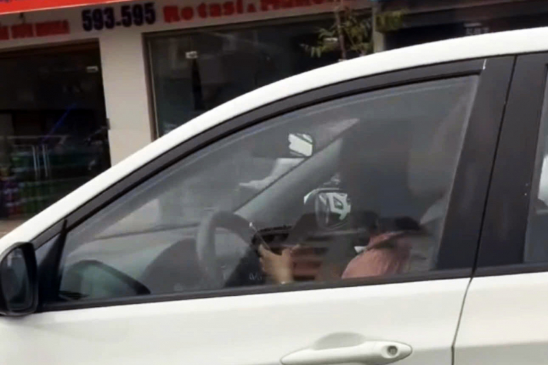 Nữ tài xế mắt dán vào điện thoại, tay bấm không ngừng khi đang lái ô tô -0