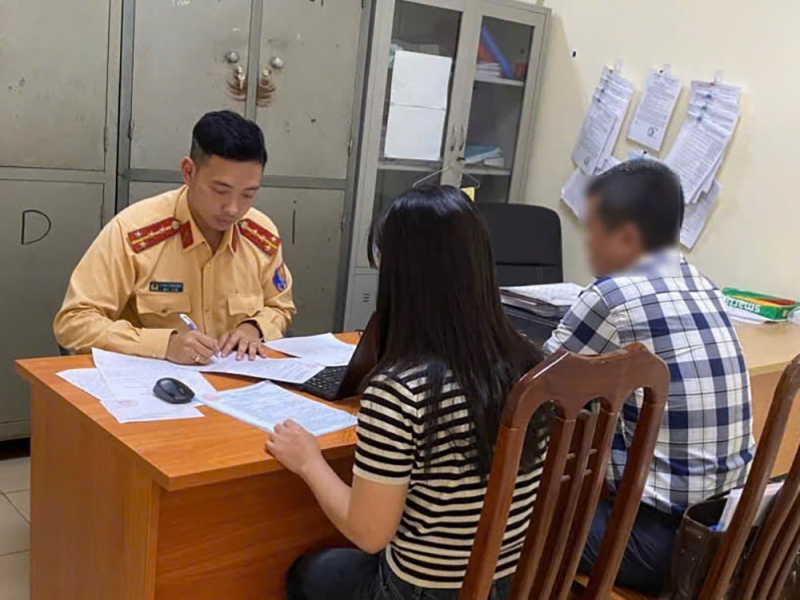 Nữ tài xế mắt dán vào điện thoại, tay bấm không ngừng khi đang lái ô tô -0