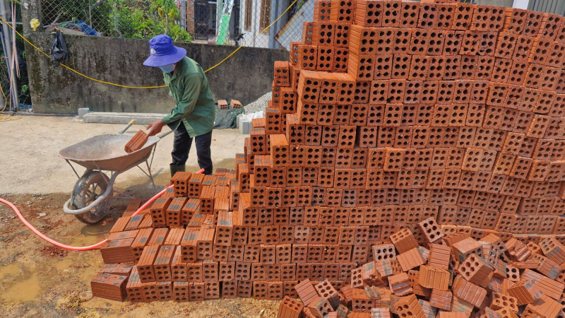 Vật liệu xây dựng “đội giá”, nhiều công trình dân sinh ở Huế thi công cầm chừng -0