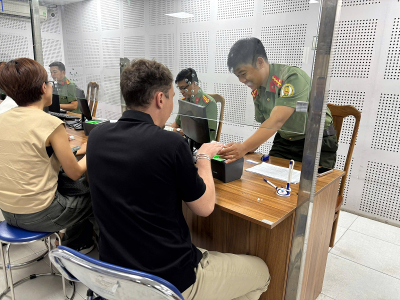 TP Hồ Chí Minh: Người nước ngoài tự giác đến xử lý quá hạn tạm trú gia tăng -0