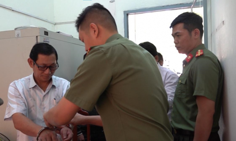 Lập khống hợp đồng, nguyên Giám đốc Trung tâm GDNN - GDTX bị khởi tố -0