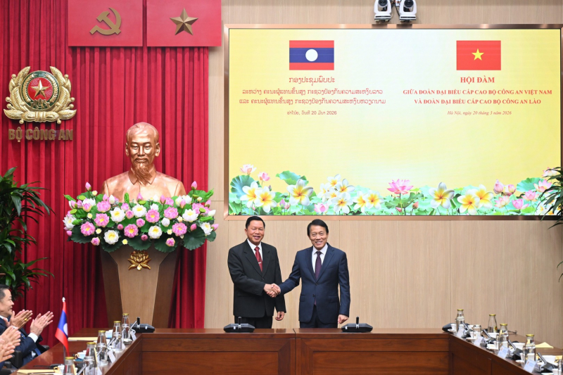 Minister Luong Tam Quang holds talks with Lao Minister of Public Security -0