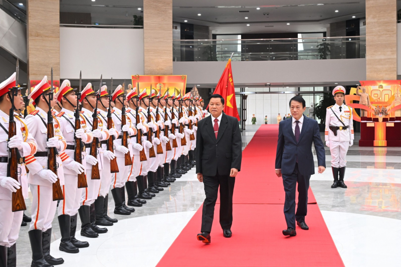 Minister Luong Tam Quang holds talks with Lao Minister of Public Security -0