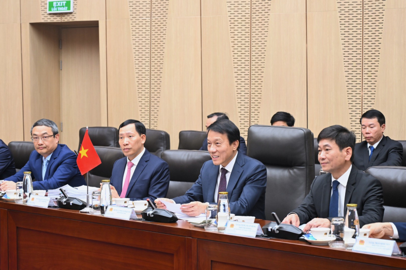 Minister Luong Tam Quang holds talks with Lao Minister of Public Security -0