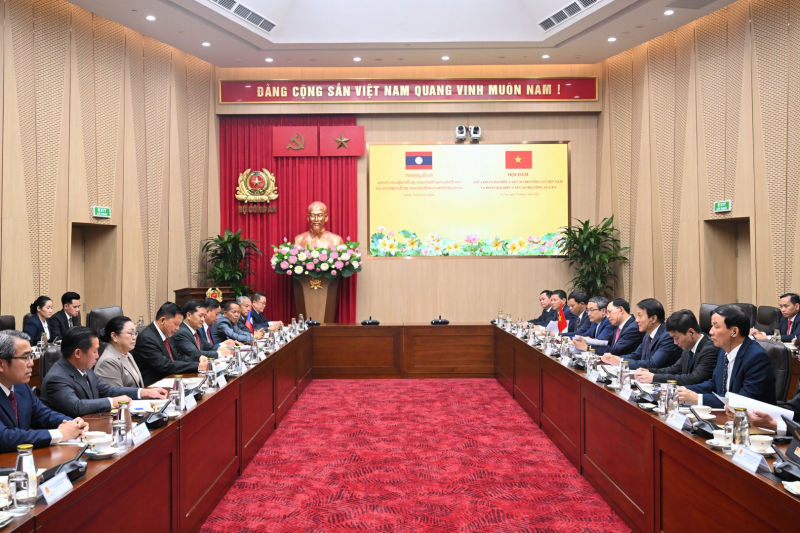 Minister Luong Tam Quang holds talks with Lao Minister of Public Security -0
