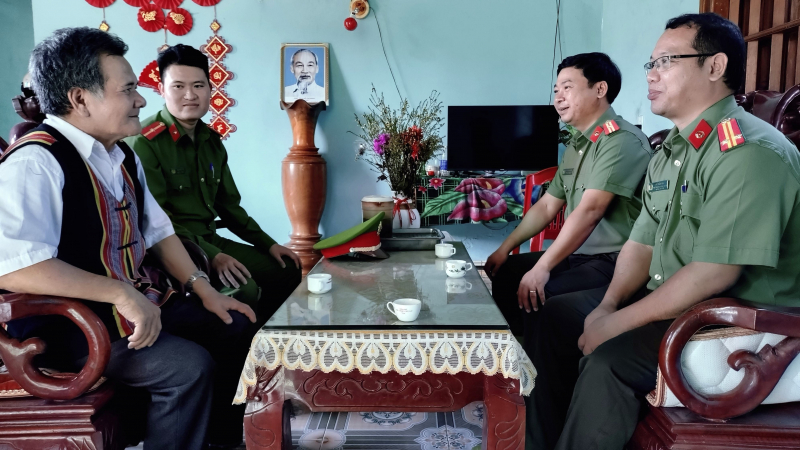 Những “cột trụ” tinh thần dưới chân đèo Lò Xo -0