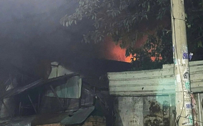 Cháy quán chay khiến 2 mẹ con tử vong: Vẫn là nhà chỉ một lối thoát hiểm -0