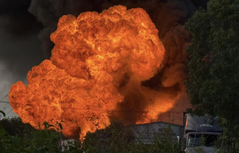 Kho chứa hóa chất bốc cháy tạo thành từng đợt “quả cầu lửa” khổng lồ -0