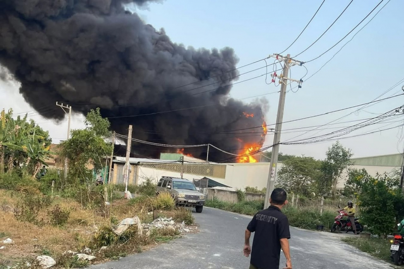 Kho chứa hóa chất bốc cháy tạo thành từng đợt “quả cầu lửa” khổng lồ -0